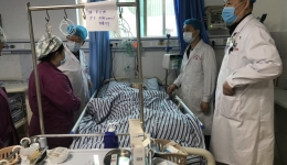 医院党总支慰问病重老党员李世林