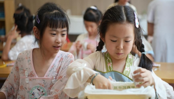 【中医药文化】巧手童心做香囊，悠悠药香伴成长—我院开展中医药文化进校园活动