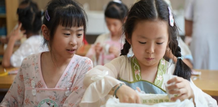 【中医药文化】巧手童心做香囊，悠悠药香伴成长—我院开展中医药文化进校园活动